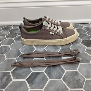 Cariuma OCA Low Sustainable Tennis Shoes Sneakers in Mystic Grey
